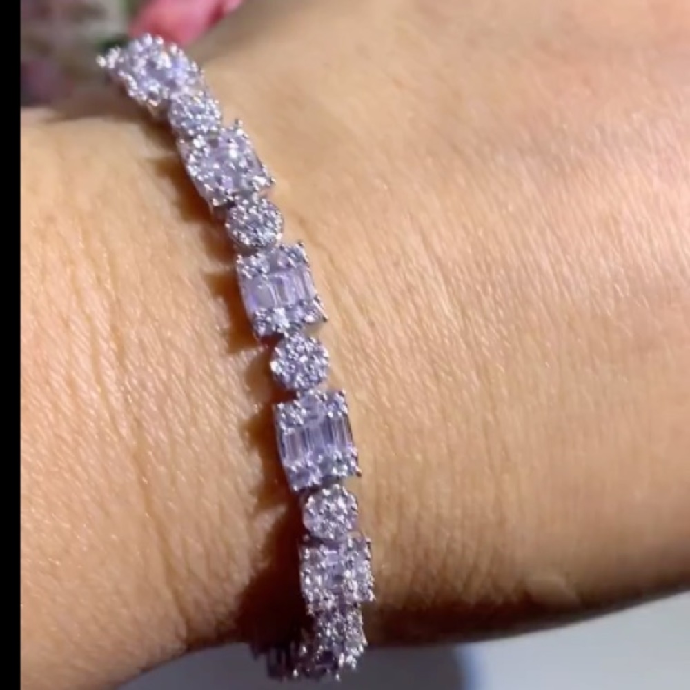 NIB Diamond 18kt White gold Tennis Bracelet - Picture 2 of 4